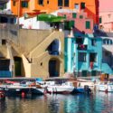 magnifique ville de procida en italie, destination couleur