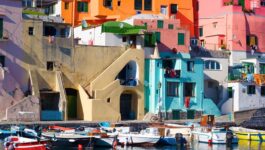 magnifique ville de procida en italie, destination couleur