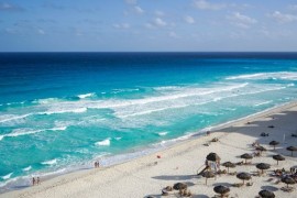Les plages de Cancun restent ouvertes tandis que les bars ferment sous de nouvelles restrictions 