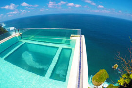 Une piscine hallucinante sur les falaises de Bali