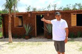 Il construit la première maison entièrement faite d’algues sargasses!