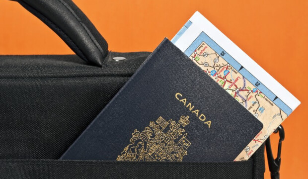 L’arriéré des demandes de passeport entraîne des files d’attente rendant les plans de voyage d’été incertains