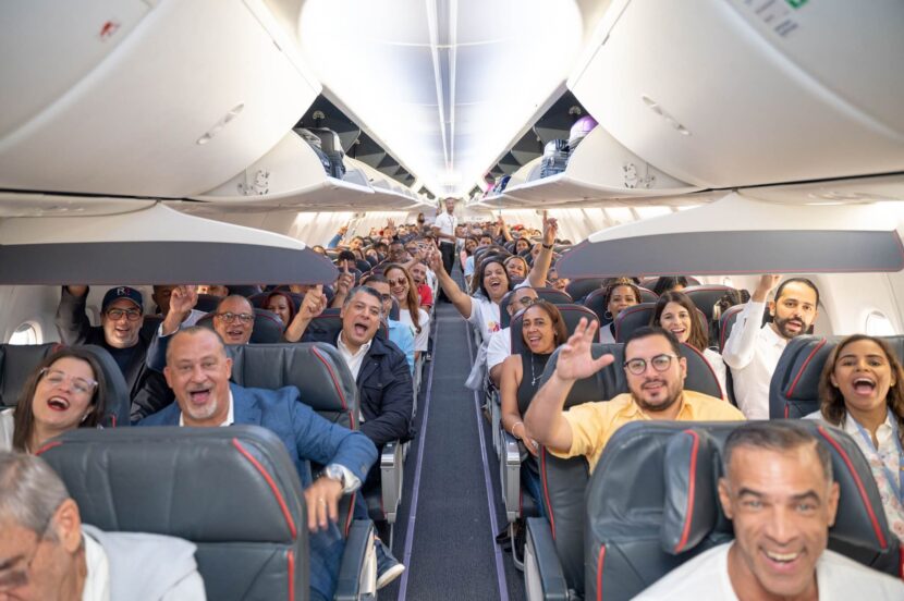Passagers enthousiastes à bord du vol d'Arajet