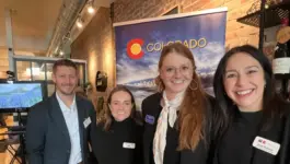 De gauche à droite : Kale Mortensen, directeur exécutif de Visit Alamosa; Carolyne Campbell, de Visit Denver; Sara Stookey Sanchez, responsable des relations publiques de Snowmass Tourism; etJulie Dufault, responsable de la promotion internationale à l’Office de tourisme du Colorado.
